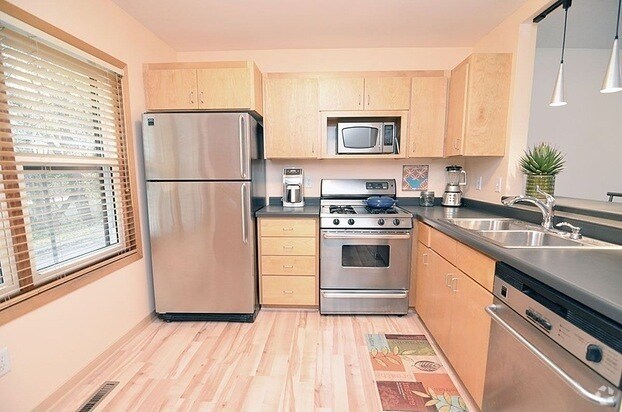 Building Photo - Gorgeous 2-Bed 2-Bath Townhome with Beauti...