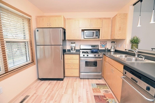 Gorgeous 2-Bed 2-Bath Townhome with Beauti... - Gorgeous 2-Bed 2-Bath Townhome with Beauti...