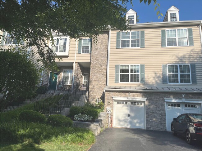 Photo - 890 Huntington Dr Townhome