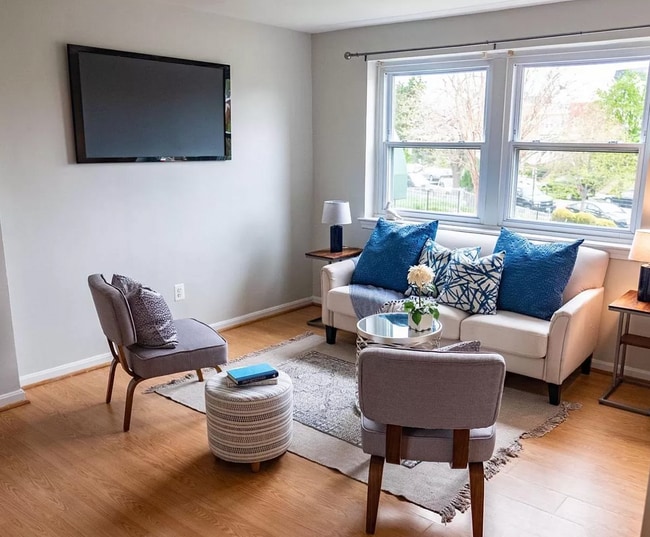 living room - 1627 Massachusetts Ave SE Unit 203