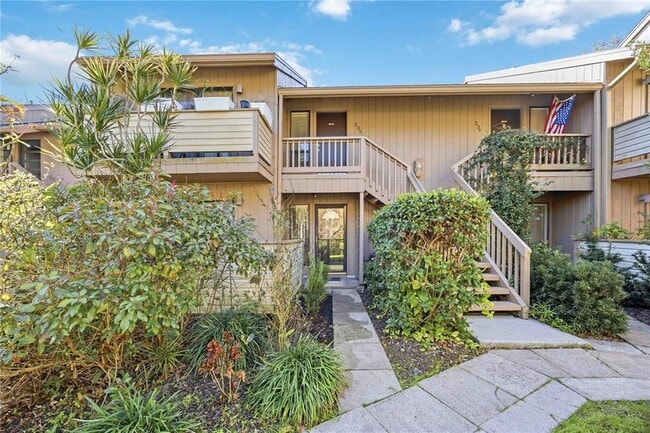 Building Photo - 1626 Brookhouse Dr Unit 235