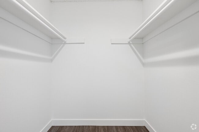 2BR, 2BA - 990SF - Walk In Closet