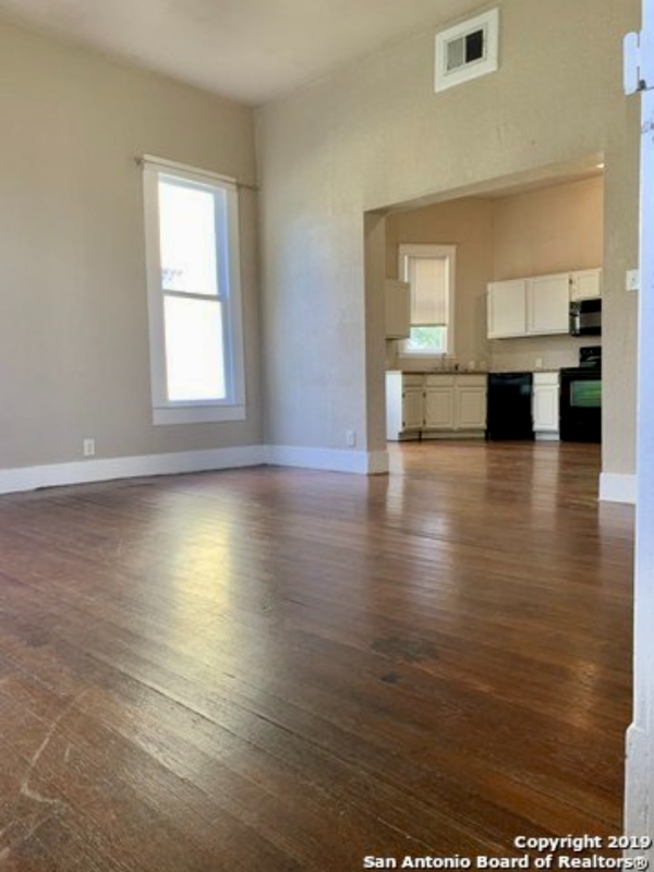 Building Photo - 410 E Carson St Rental
