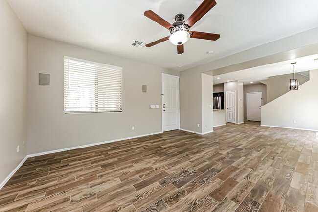 Photo - 129 E Catclaw St