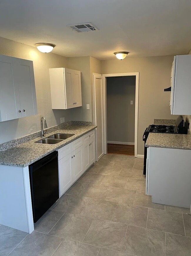 1423 W 10th St