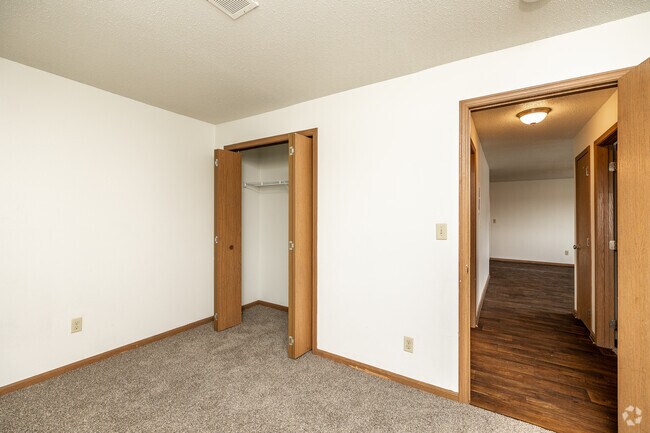 2BR, 1BA - 912 SF