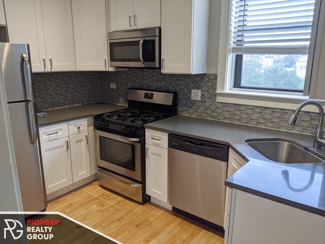 Building Photo - 2329 N Rockwell St Unit 2319-A1