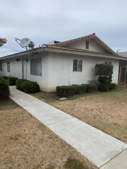 Building Photo - 2 Bed | 1 Bath Triplex Available!