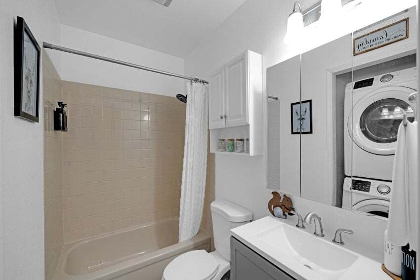 Downstairs bathroom - 1580 Market St