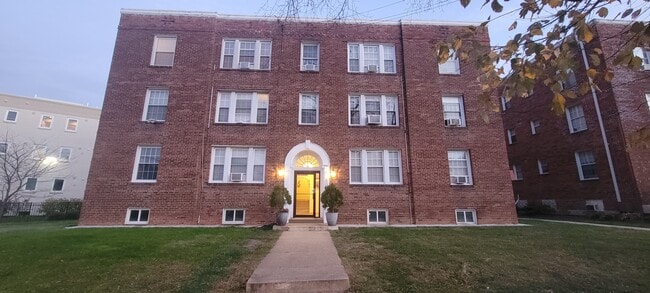 Building Photo - 5061 New Hampshire Ave NW Unit 102