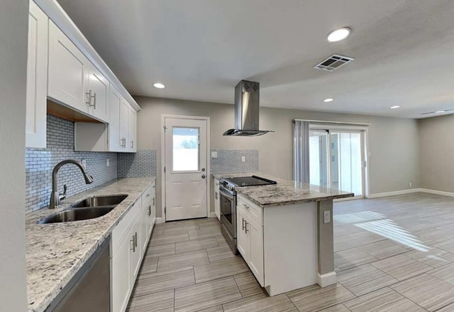 Building Photo - 23 E Pierce St Rental