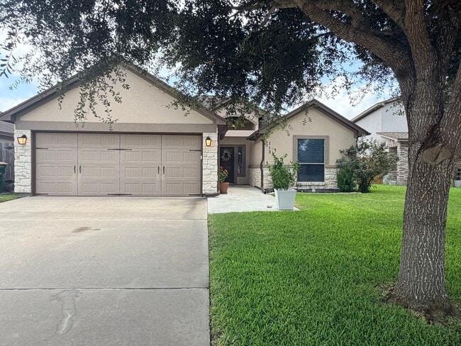 Building Photo - Spacious updated 3 bedroom home