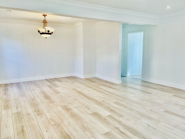 Dining room - 5016 Enfield Ave