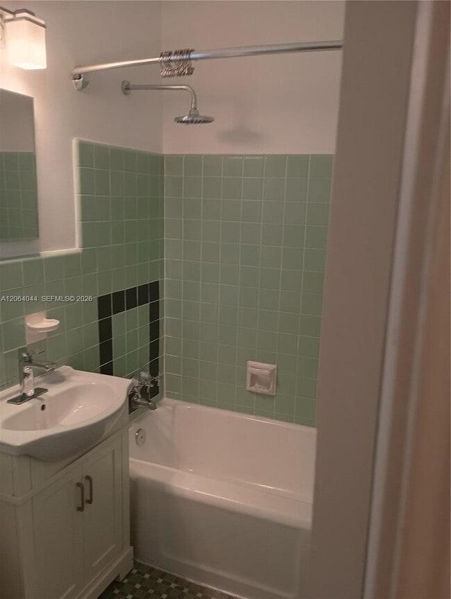 Photo - 545 74 Unit 8