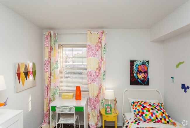 2BR, 1BA - 856 SF - Teal Run Apartments