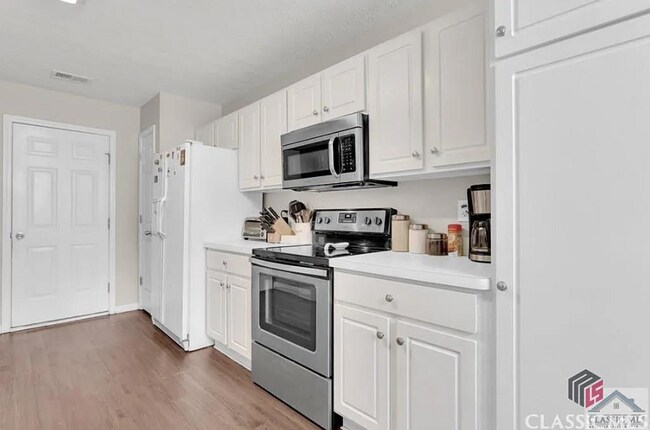 Photo - Beautiful 3 bed 2 bath house- Pet Friendly!
