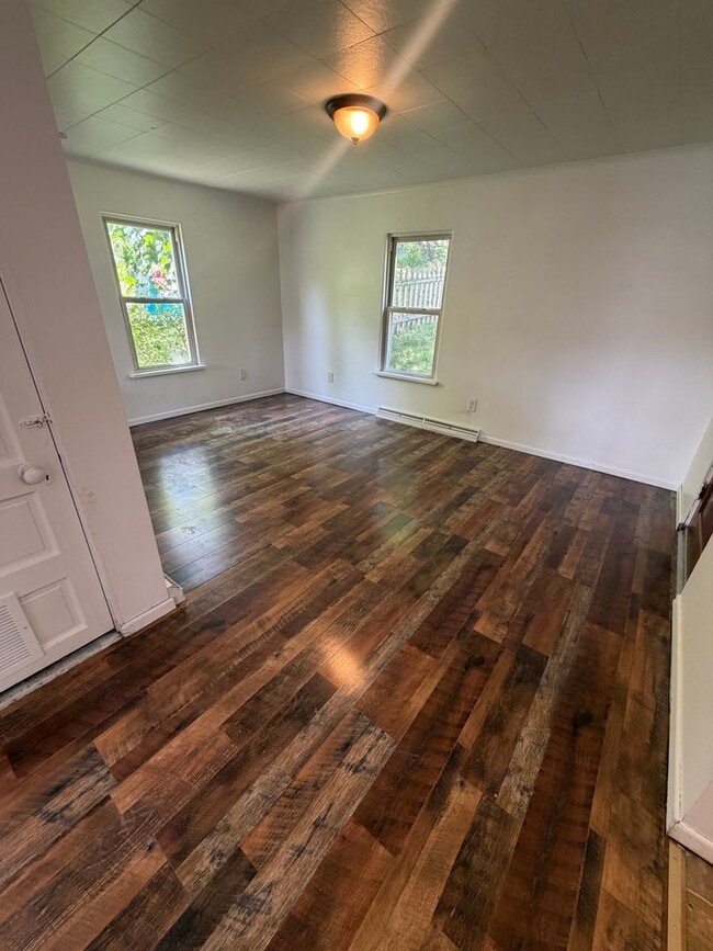 Photo - 4 bedroom with fenced-in yard in Washington