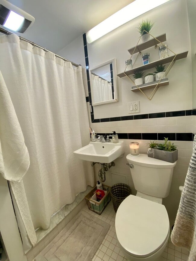 Photo - Huge 1 bedroom unit located next to the Green Line.