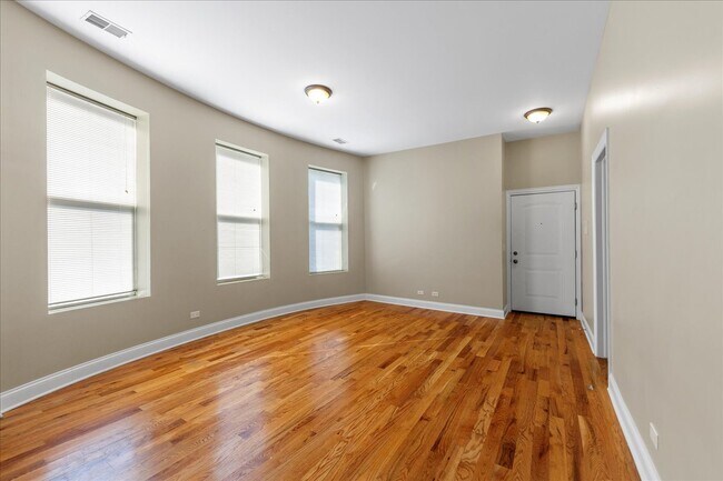 Photo - 3927 N Clarendon Ave Unidad 1R