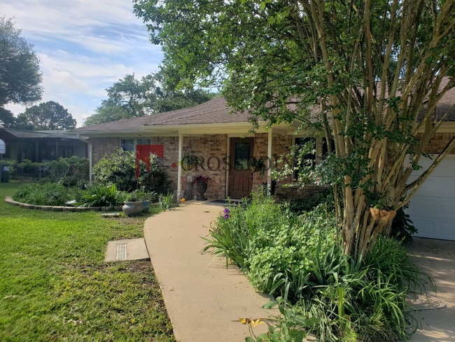 Building Photo - Stunning, fully furnished 3-bedroom, 2-bath lakefront home on Lake Palestine!
