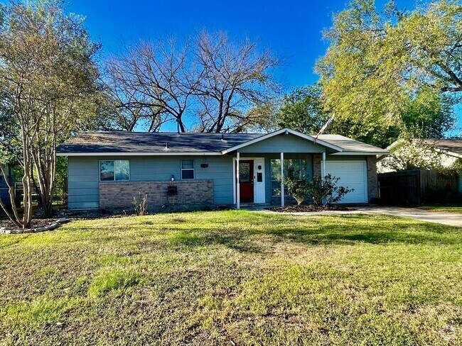 Building Photo - Charming 3 Bedroom Home w/ 1 Car Garage an...