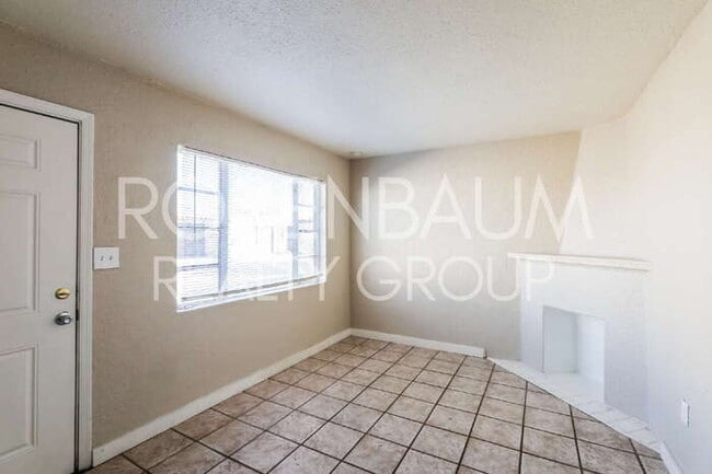 Photo - 302 W Flores St Unidad 11