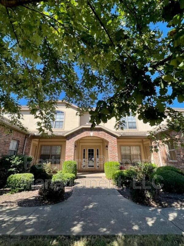 Building Photo - 2673 N Miranda St