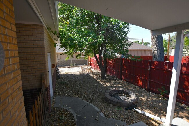 Building Photo - Large Backyard and Finished Basement! Rental