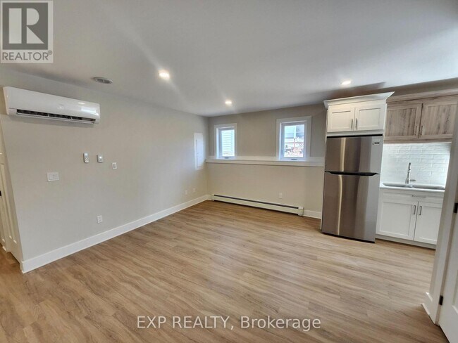 Photo - 114 Lewis St W