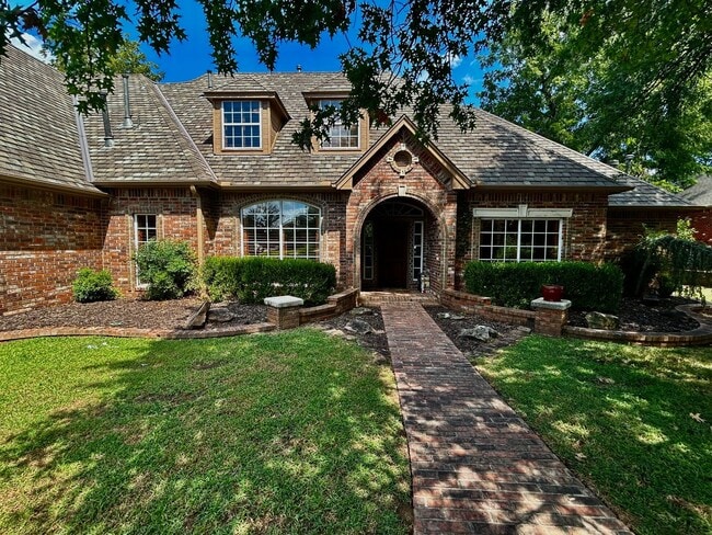 Building Photo - Oak Tree with a pool!!