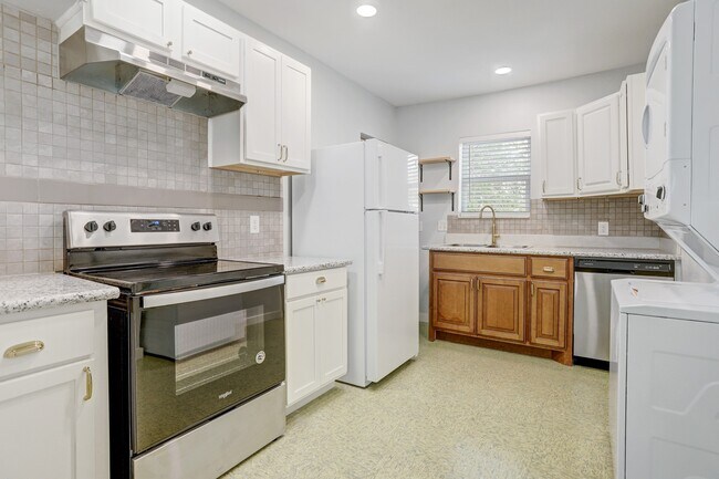 Building Photo - 3345 Reeves St Rental