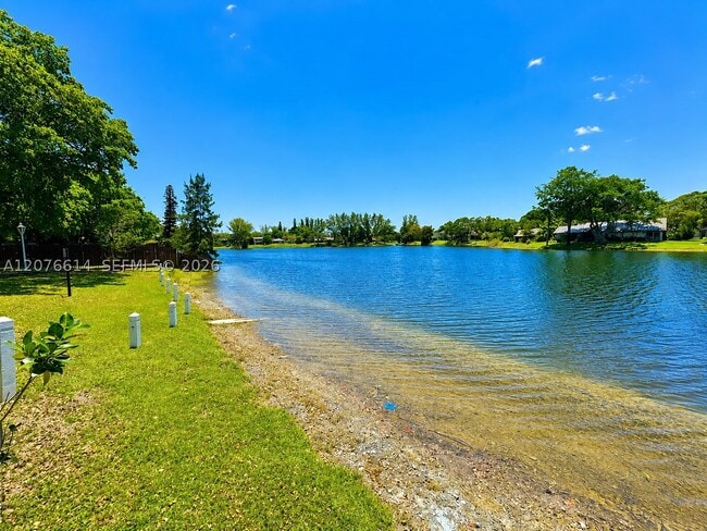 3660 Inverrary Dr Unit 1R