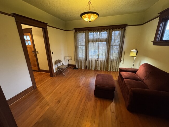 Photo - 410 NE 56th Ave