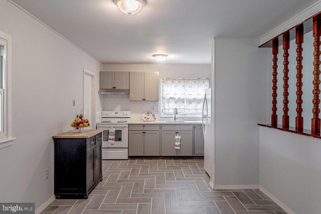 Photo - 9 Bloomfield Ln