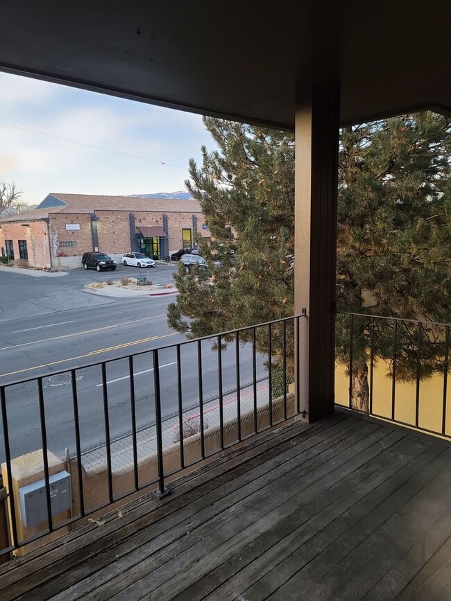 Building Photo - 2 bedroom 1 bath upstairs Unit 1 Rental