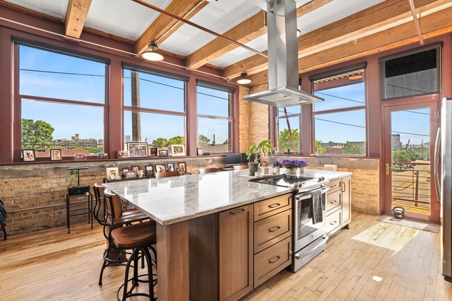 Photo - 215 W Maple St Unidad 312