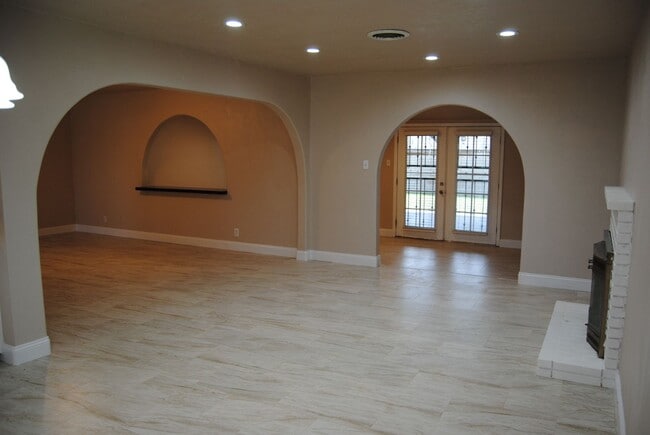 Photo - 8817 Butternut Ave