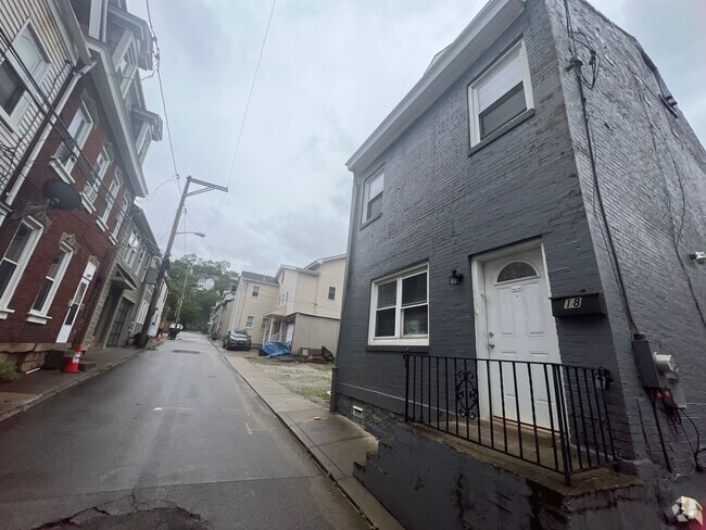 Building Photo - Beautiful 4 Bedroom/ 2 Bath with private c... Rental