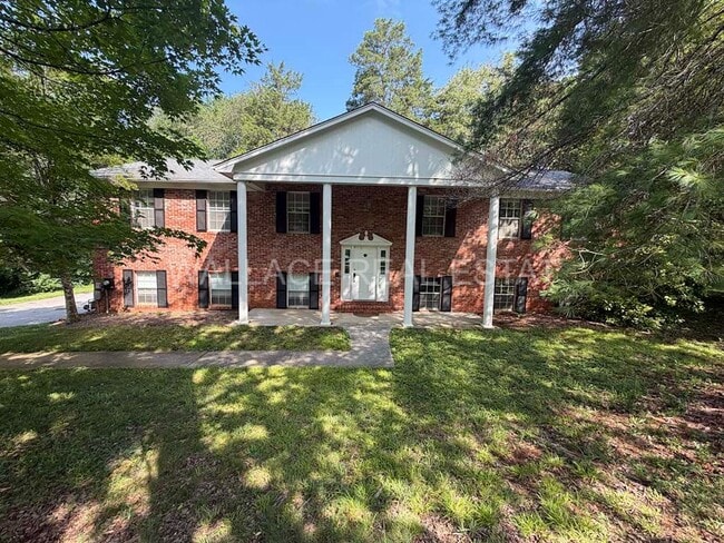 Building Photo - FARRAGUT LIVING OFFERING 4 BEDROOMS AND 3.5 BATHS WITH NICE SUN PORCH
