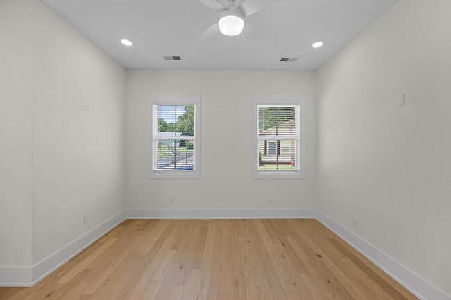 Photo - 136 McCowat St