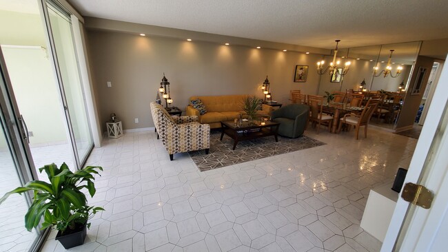 Livingroom - 3800 Oaks Clubhouse Dr Unit 112