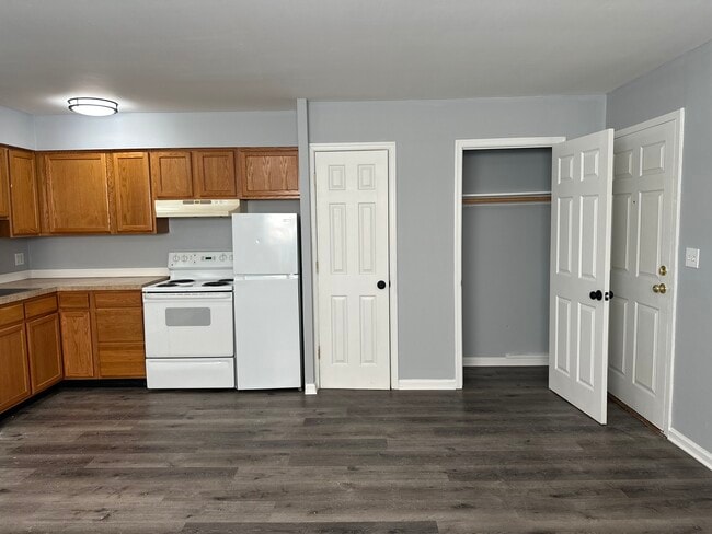 Photo - Colonial Court