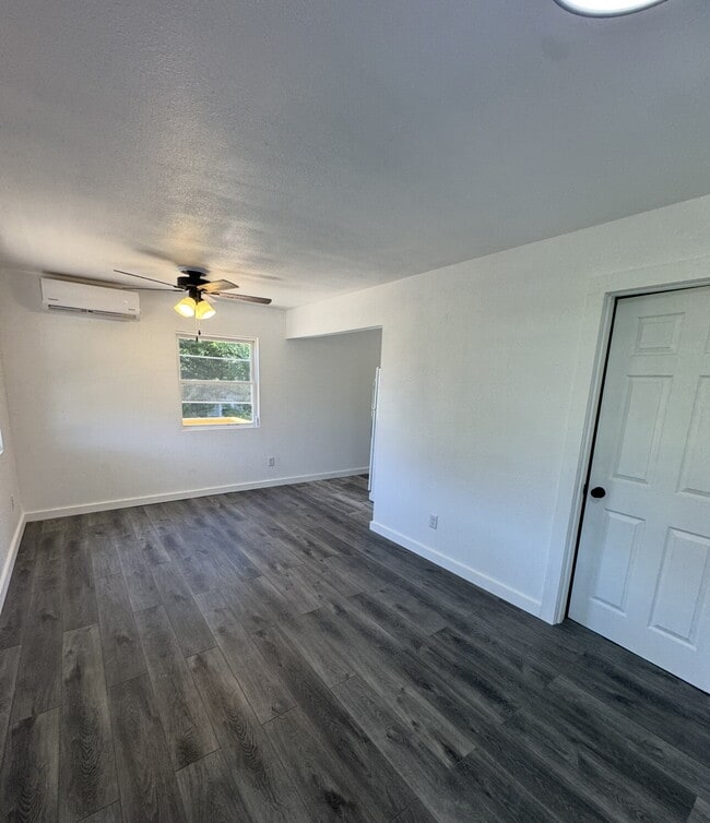 Newly Renovated Duplex In Forsyth!