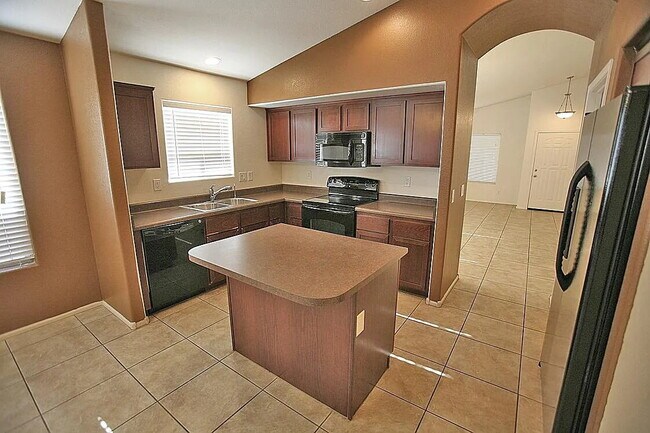 SPACIOUS 4-BEDROOM HOME IN PEORIA CUL-DE-SAC
