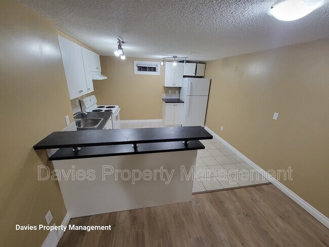 Photo - 9072-9052 52 St NW