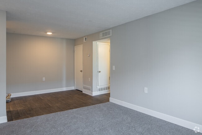 1BR, 1BA - 688SF - Living Room