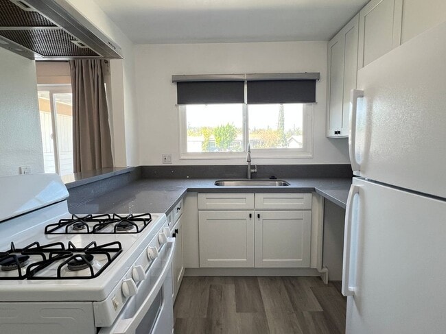 Photo - 1728 Larchwood Ave