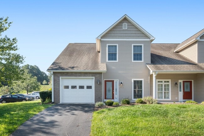 Building Photo - Gorgeous 3 Bedroom, 2.5 Bath End-Unit Town... Rental