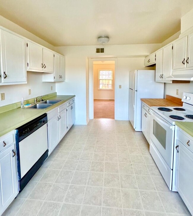 Photo - 105 Yorkshire Ct