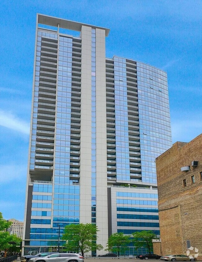 Building Photo - 303 W Ohio St Rental